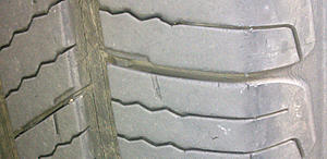 When do tire cracks necessitate tire replacement?-tiretread_0527.jpg